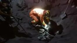 緊急！兩人陷入攪拌站沙堆，隨時有生命危險！