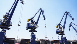 單船6.2萬噸！山東港口最大一單進口水泥貿易業務在煙臺港落地