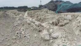 山水工廠對面露天存放固廢，占地三四畝塵土飛揚！